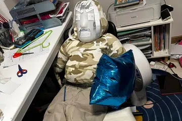 Patung diperbuat daripada lampu dan diisi bantal menjadi ‘projek’ adik-beradik Sofia Sunit dan Muhammad Daniel Sunit untuk menakut-nakutkan ahli keluarga mereka. 