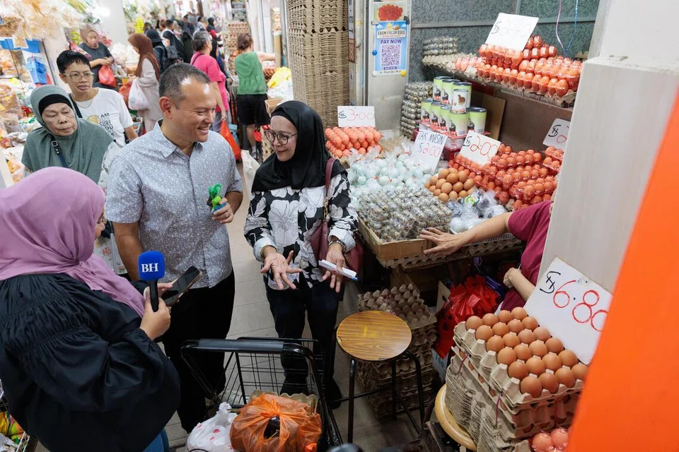 Encik Zaqy Mohamad (tengah) mendekati orang ramai di pasar Geylang Serai baru-baru ini. Penulis menggesa masyarakat untuk memberikan Encik Zaqy masa untuk memulihkan sentimen masyarakat terutama setelah Pilihan Raya Umum 2025, dan meneruskan usaha baik Dr Faishal sepanjang tahun lalu. 