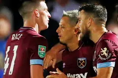 WIRA GOL KETIGA: Bintang penyerang Mexico yang lebih dikenali dengan gelaran Chicharito, Javier Hernandez (tengah), meraikan golnya dengan rakan lain. - Foto REUTERS