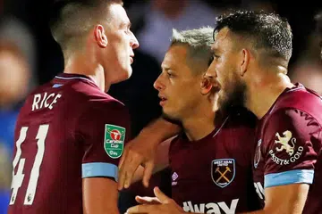 WIRA GOL KETIGA: Bintang penyerang Mexico yang lebih dikenali dengan gelaran Chicharito, Javier Hernandez (tengah), meraikan golnya dengan rakan lain. - Foto REUTERS