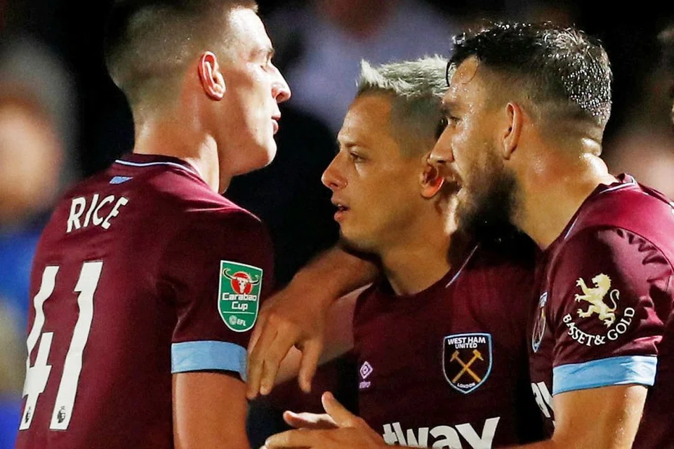 WIRA GOL KETIGA: Bintang penyerang Mexico yang lebih dikenali dengan gelaran Chicharito, Javier Hernandez (tengah), meraikan golnya dengan rakan lain. - Foto REUTERS