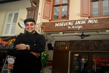 Encik Syah Ramadhan Aumar Khalif Nasution, pemilik Waroeng Anak Indo yang baru dibuka di Haji Lane pada 1 Mei.