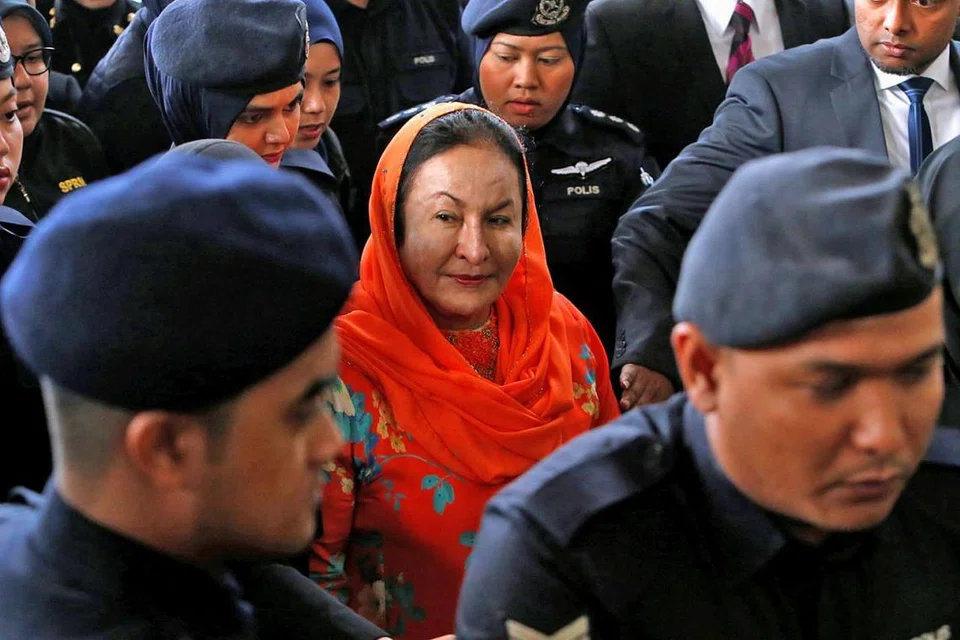 DIDAKWA: Datin Rosmah ketika hadir di Kompleks Mahkamah Kuala Lumpur semalam. Dia mengaku tidak bersalah atas 17 pertuduhan melibatkan kes pengubahan wang haram dan gagal mengemukakan penyata pendapatan kepada LHDN. Dia dibenar ikat jamin RM2 juta. - Foto REUTERS
