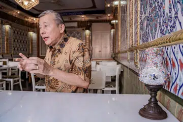 SEDIA BERTANDING: Ahli perniagaan mapan, Encik George Goh, dalam wawancara bersama Berita Harian di sebuah restoran yang menjual hidangan timur tengah di Bussorah Street pada Khamis lalu.