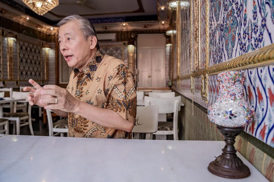 SEDIA BERTANDING: Ahli perniagaan mapan, Encik George Goh, dalam wawancara bersama Berita Harian di sebuah restoran yang menjual hidangan timur tengah di Bussorah Street pada Khamis lalu.