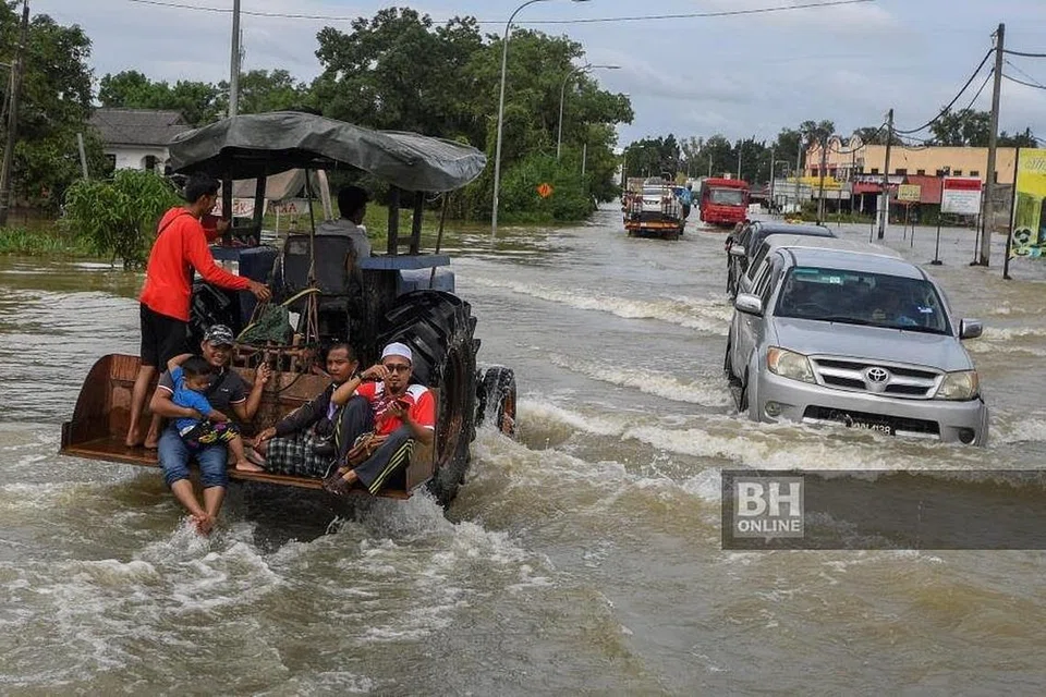 Penduduk terpaksa berpindah dek banjir di Kelantan. FOTO: BERNAMA