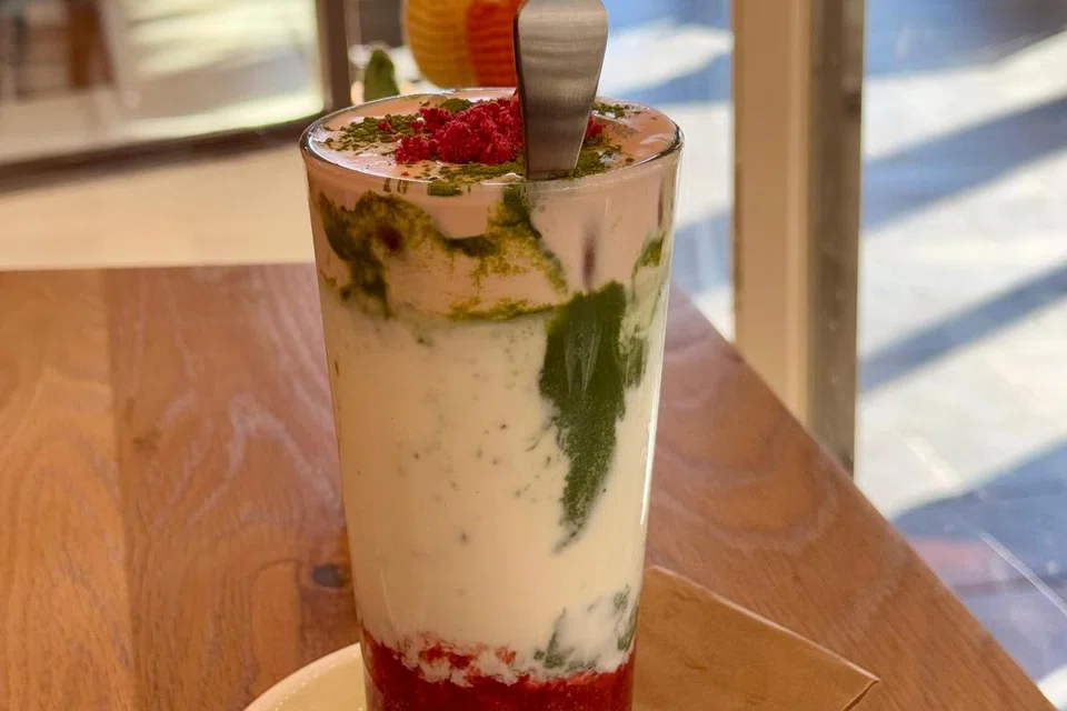Minuman Matcha Strawberi di kafe Supersede Coffee.