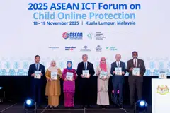 Timbalan Perdana Menteri Malaysia, Datuk Seri Dr Ahmad Zahid Hamidi (empat dari kanan) melancarkan Dasar Kanak-Kanak Negara dan Pelan Tindakan pada Majlis Pembukaan 2025 Asean ICT Forum On Child Online Protection dan Peluncuran Pelan Tindakan Dasar Kanak-Kanak Negara di Kuala Lumpur pada 18 November. Turut hadir Menteri Pembangunan Wanita, Keluarga dan Masyarakat, Datuk Seri Nancy Shukri (tiga dari kiri) dan Wakil Tabung Kanak-Kanak Pertubuhan Bangsa-Bangsa Bersatu (Unicef) ke Malaysia, Encik Robert Gass (dua dari kanan).