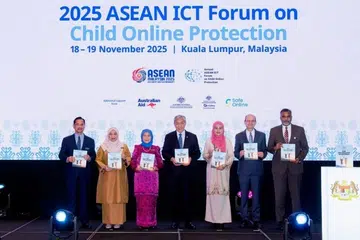 Timbalan Perdana Menteri Malaysia, Datuk Seri Dr Ahmad Zahid Hamidi (empat dari kanan) melancarkan Dasar Kanak-Kanak Negara dan Pelan Tindakan pada Majlis Pembukaan 2025 Asean ICT Forum On Child Online Protection dan Peluncuran Pelan Tindakan Dasar Kanak-Kanak Negara di Kuala Lumpur pada 18 November. Turut hadir Menteri Pembangunan Wanita, Keluarga dan Masyarakat, Datuk Seri Nancy Shukri (tiga dari kiri) dan Wakil Tabung Kanak-Kanak Pertubuhan Bangsa-Bangsa Bersatu (Unicef) ke Malaysia, Encik Robert Gass (dua dari kanan).