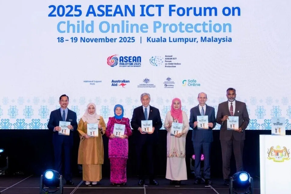 Timbalan Perdana Menteri Malaysia, Datuk Seri Dr Ahmad Zahid Hamidi (empat dari kanan) melancarkan Dasar Kanak-Kanak Negara dan Pelan Tindakan pada Majlis Pembukaan 2025 Asean ICT Forum On Child Online Protection dan Peluncuran Pelan Tindakan Dasar Kanak-Kanak Negara di Kuala Lumpur pada 18 November. Turut hadir Menteri Pembangunan Wanita, Keluarga dan Masyarakat, Datuk Seri Nancy Shukri (tiga dari kiri) dan Wakil Tabung Kanak-Kanak Pertubuhan Bangsa-Bangsa Bersatu (Unicef) ke Malaysia, Encik Robert Gass (dua dari kanan).