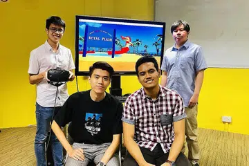 LUNCUR AIR DARI KESELESAAN RUMAH: Kumpulan pelajar dari Politeknik Temasek (dari kiri) Encik Gabriel Chiok, Encik Oscar Fong, Encik Muhammad Azri Azemi dan Encik Shane Lim bekerjasama dalam membangun permainan realiti maya Water Slide VR yang menggunakan kemudahan riadah sebenar di taman bertema Wild Wild Wet. - Foto BH oleh HARYANI ISMAIL