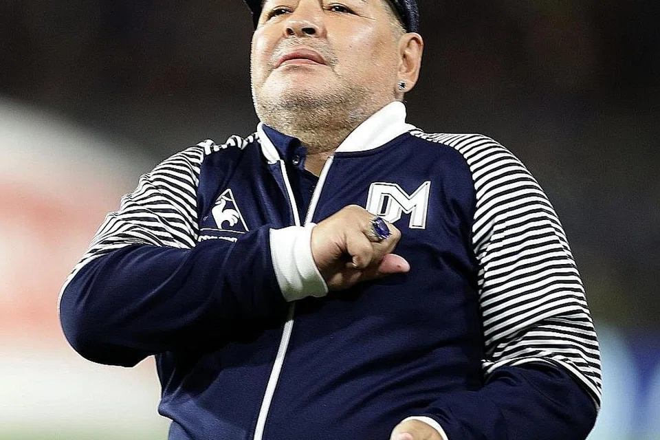 BERI SOKONGAN: Penyokong Diego Maradona memberi sokongan di luar pusat perubatan Ipensa di La Plata, Buenos Aires, Argentina. - Foto-foto EPA-EFE, AFP