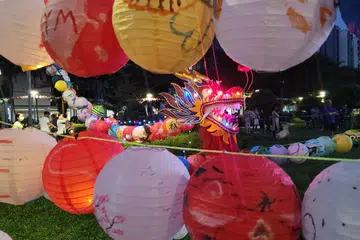 SAMBUT PERTENGAHAN MUSIM LURUH: Rantaian tanglung dilukis tangan itu dinyalakan secara rasmi di Vista Park sebagai sebahagian perayaan.
