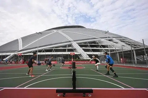 Setakat ini, orang awam boleh mengakses lebih 550 gelanggang badminton dan lebih 80 gelanggang bola pikel di seluruh negara melalui wadah tempahan dalam talian, MyActiveSG+. 