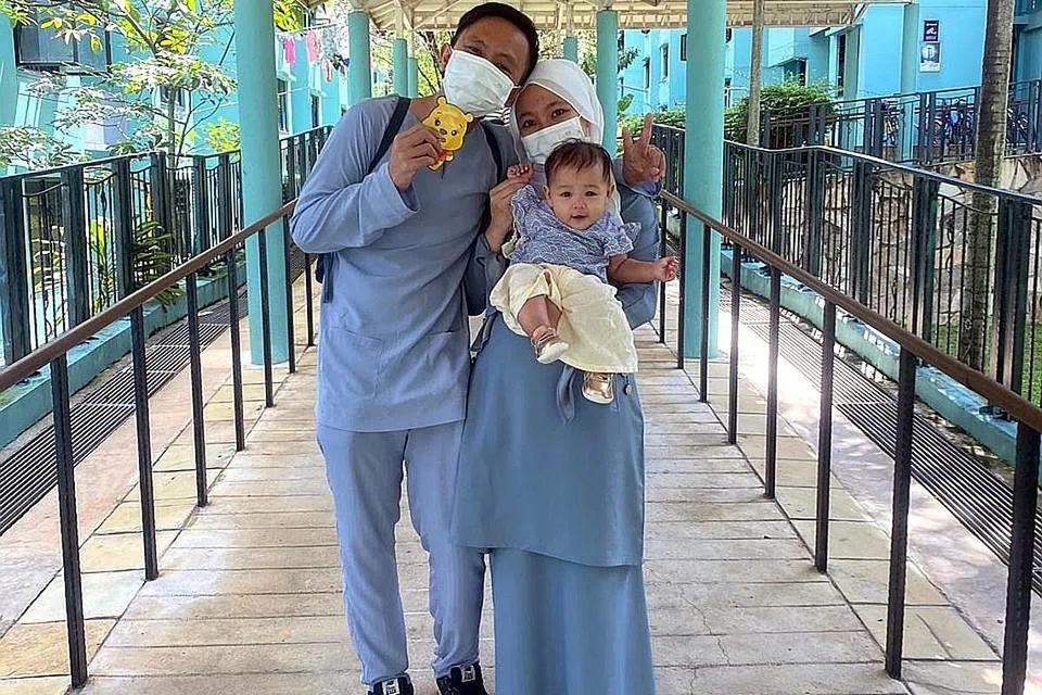 BERAYA TETAPI TETAP BERJAGA-JAGA: Cik Siti Alifah bersama suami Encik Muhammad Daniyal Baharuddin dan anak mereka, Inara Iman, tujuh bulan, pada hari pertama Raya, Khamis lalu. - Foto ihsan SITI ALIFAH YAHYA