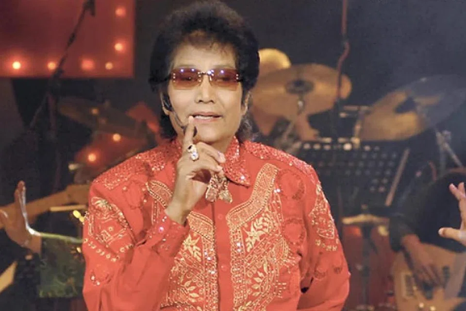 ADA GAYA TERSENDIRI: Bintang muda yang pernah bekerjasama dengan Allahyarham Datuk M. Daud Kilau seperti Ezlynn dan Syura Badron, menyifatkannya sebagai penghibur yang kemas, arif tentang fesyen dan memiliki gaya tersendiri selain tidak lokek ilmu.