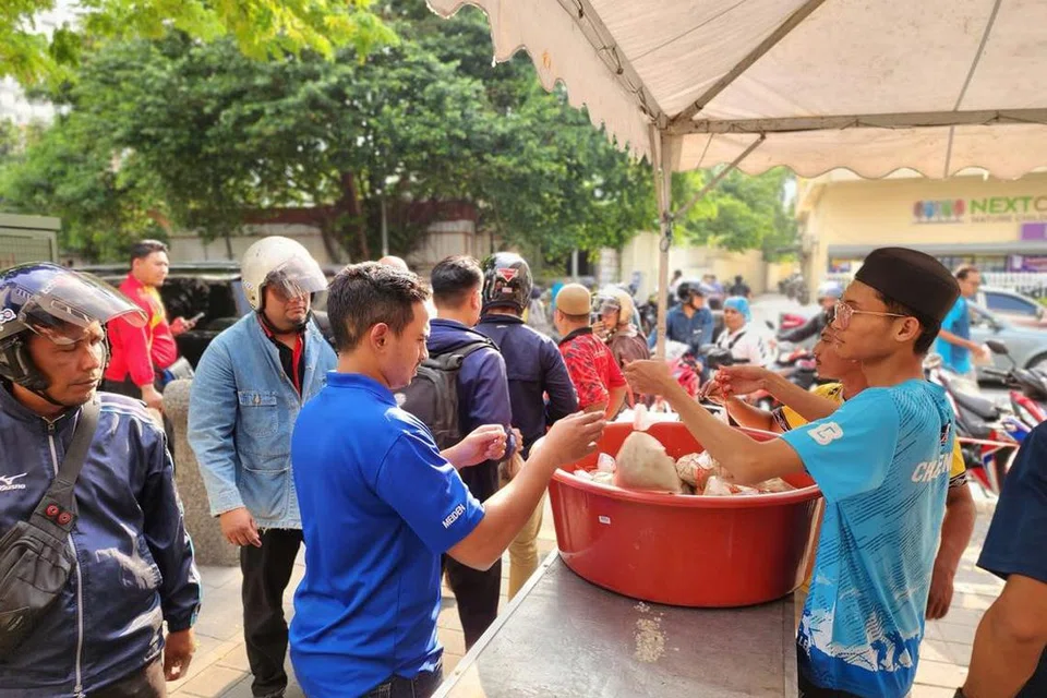 Masjid Jamek Kampung Baru di Kuala Lumpur amat terkenal dengan tradisi agihan bubur lambuk percuma yang dimasak dengan ramuan istimewa dan hanya boleh didapati sepanjang Ramadan.
