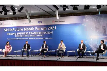 RAI BULAN SKILLSFUTURE: Cik Gan Siow Huang (tiga dari kiri) semalam menghadiri Forum Bulan SkillsFuture 2021. Sempena Bulan SkillsFuture 2021 sehingga 22 Ogos ini, lebih 54 acara akan diadakan bagi rakyat Singapura pelbagai usia, dan juga perusahaan dan rakan latihan. - Foto SKILLSFUTURE SINGAPORE