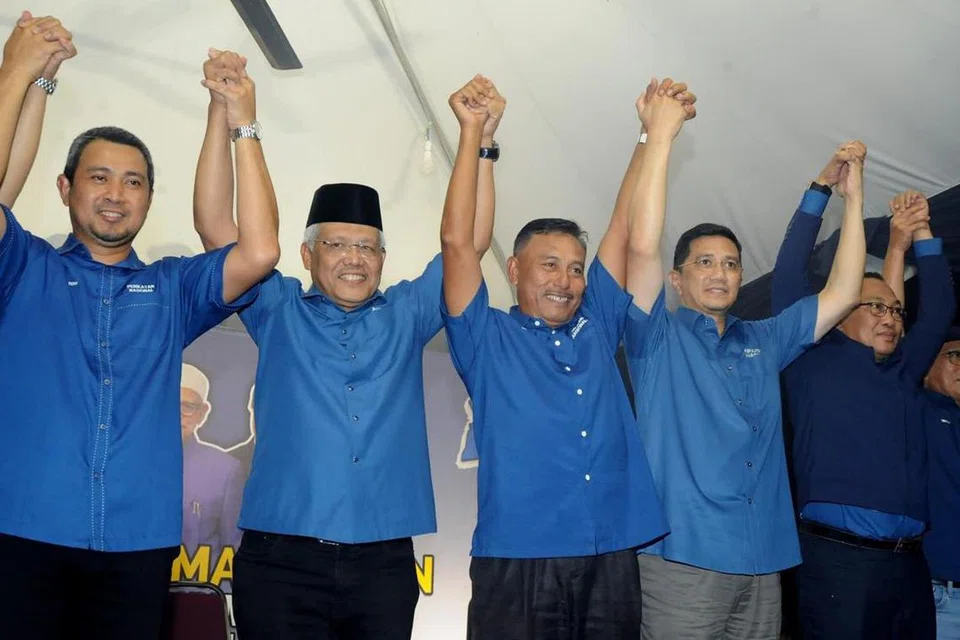Setiausaha Agung Perikatan Nasional (PN), Datuk Seri Hamzah Zainudin (dua dari kiri) mengumumkan bekas pemain bola sepak Johor, Encik Mohamad Haizan Jaafar, 61 tahun, sebagai calon gabungan pembangkang untuk pilihan raya kecil (PRK) Dewan Undangan Negeri (DUN) Mahkota di Johor, pada 28 September depan.