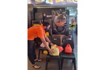 MENYEDIAKAN KHIDMAT ALTERNATIF: Dengan menyertai dua bazar dalam talian yang berasingan, Encik Mustafa berkata ia dapat membantunya dari segi perkhidmatan penghantaran dan dapat menghantar jualannya kepada lebih ramai pelanggannya di seluruh Singapura. - Foto ihsan MUSTAFA REZA ALI