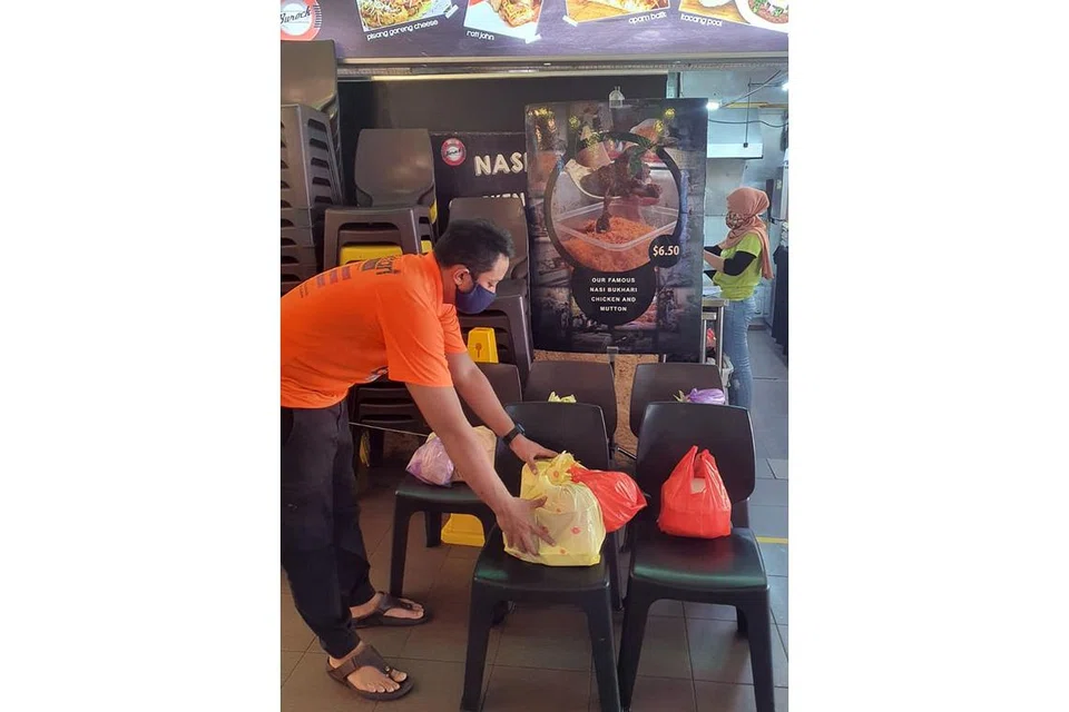 MENYEDIAKAN KHIDMAT ALTERNATIF: Dengan menyertai dua bazar dalam talian yang berasingan, Encik Mustafa berkata ia dapat membantunya dari segi perkhidmatan penghantaran dan dapat menghantar jualannya kepada lebih ramai pelanggannya di seluruh Singapura. - Foto ihsan MUSTAFA REZA ALI