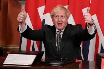 TERCAPAI AKHIRNYA: Penggubal undang-undang Britain meluluskan perjanjian dagangan pasca-Brexit Perdana Menteri Boris Johnson (gambar) dengan Kesatuan Eropah (EU) kelmarin. - Foto REUTERS