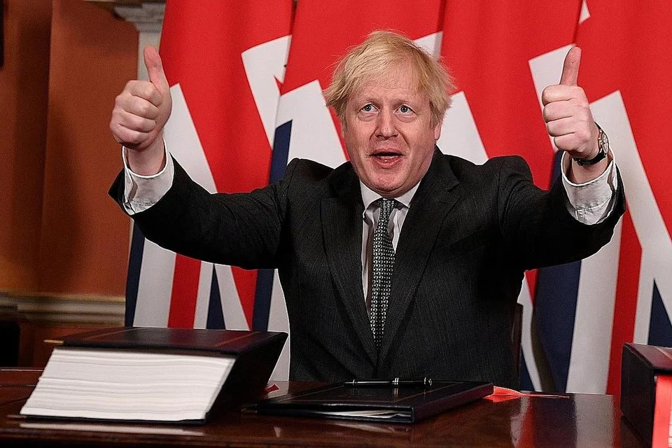 TERCAPAI AKHIRNYA: Penggubal undang-undang Britain meluluskan perjanjian dagangan pasca-Brexit Perdana Menteri Boris Johnson (gambar) dengan Kesatuan Eropah (EU) kelmarin. - Foto REUTERS