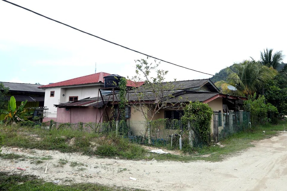 Keadaan lengang di penempatan bekas ‘Kerajaan Langit’ Ayah Pin di Kampung Batu 13, Hulu Besut, Terengganu, ketika tinjauan pada 17 Mac petang. 
