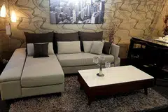 PELBAGAI GAYA: Sofa fabrik boleh didapatkan dalam pelbagai gaya untuk melengkapkan semua jenis tema perhiasan rumah. Bangku panjang di sebelah kiri sofa yang dipaparkan boleh digunakan untuk duduk serta penyimpanan. - Foto THE GREEN FURNISHING