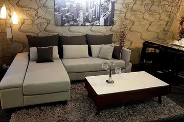 PELBAGAI GAYA: Sofa fabrik boleh didapatkan dalam pelbagai gaya untuk melengkapkan semua jenis tema perhiasan rumah. Bangku panjang di sebelah kiri sofa yang dipaparkan boleh digunakan untuk duduk serta penyimpanan. - Foto THE GREEN FURNISHING