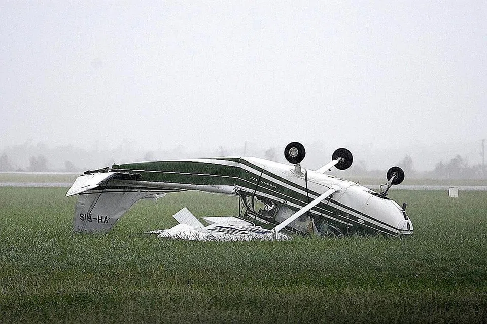 TERBALIK: Begini keadaan sebuah pesawat di lapangan terbang Bowen di bandar Townsville ekoran dipukul puting beliung Debbie. - Foto REUTERS