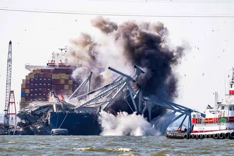 Gambar fail menunjukkan para pekerja sedang memindahkan struktur jambatan Francis Scott Key Crews yang runtuh selepas dirempuh sebuah kapal berdaftar di Singapura, Dali, pada 26 Mac 2024.