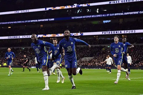 TUAH MEMIHAK 'THE BLUES': Rudiger (tengah) meraikan golnya dalam aksi kedua separuh akhir Piala Liga untuk membawa Chelsea ke final. - Foto AFP