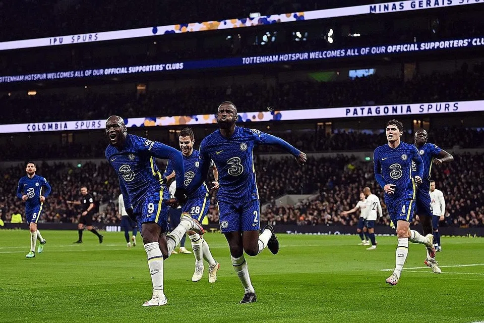 TUAH MEMIHAK 'THE BLUES': Rudiger (tengah) meraikan golnya dalam aksi kedua separuh akhir Piala Liga untuk membawa Chelsea ke final. - Foto AFP