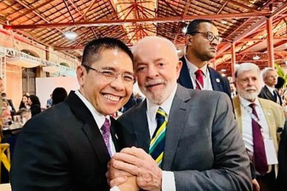 Menteri di Pejabat Perdana Menteri merangkap Menteri Kedua (Pendidikan merangkap Ehwal Luar), Dr Mohamad Maliki Osman (kiri) bersama Presiden Brazil, Encik Luiz Inácio Lula da Silva, ketika hadiri Mesyuarat Peringkat Menteri Perikatan Global Menentang Kebuluran dan Kemiskinan di Rio de Janeiro, Brazil.
