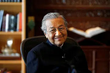 USAHA BEBASKAN DATUK SERI ANWAR: Dr Mahathir (atas) berkata proses memohon pengampunan dan pembebasan bagi Datuk Seri Anwar daripada hukuman penjara yang sedang dijalaninya akan dibuat dalam tempoh seminggu Pakatan Harapan berjaya membentuk kerajaan. - Foto-foto fail