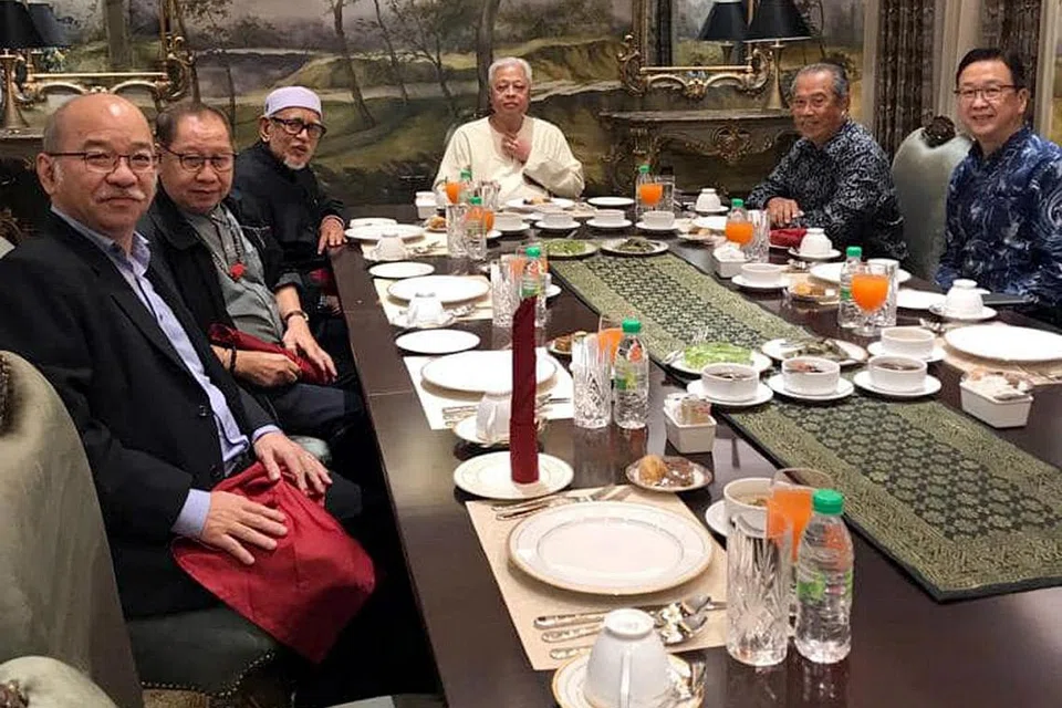 PERBINCANGAN SANTAI: (Dari kiri) Datuk Seri Panglima Yong Teck Lee, Datuk Seri Panglima Dr Jeffrey Kitingan, Tan Sri Haji Abdul Hadi Awang, Perdana Menteri Dato' Sri Ismail Sabri Yaakob, Tan Sri Muhyiddin Yassin dan Datuk Dr Dominic Lau ketika majlis iftar di kediaman Perdana Menteri di Sri Perdana. - Foto FACEBOOK/MUHYIDDIN YASSIN
