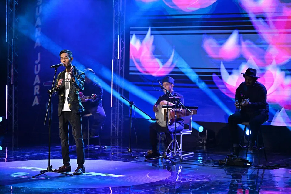 ASAH BAKAT: Ezam Ernady menyedari tugas sebagai juruhebah meliputi banyak amanah lain dan bukan setakat menyampaikan maklumat tetapi juga menghiburkan orang ramai dan menerbitkan rancangan dan kandungan digital.