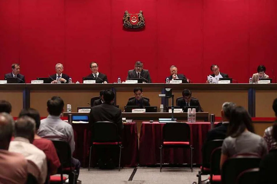 Suruhanjaya Perlembagaan, yang dipengerusikan Hakim Besar Sundaresh Menon (empat dari kiri), dalam sesi dengar awam pertama di Mahkamah Agung pada Isnin, 18 April 2016. 