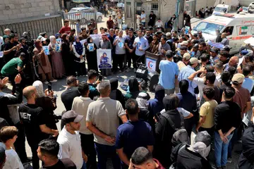 Wartawan Palestin menyertai acara memperingati rakan mereka, termasuk jurukamera Reuters, Hussam al-Masri, yang terbunuh dalam serangan Israel ketika merakam siaran langsung di Hospital Nasser, sempena ulang tahun pertama kematian mereka di Khan Younis, selatan Gaza, pada 25 Ogos. Acara itu diadakan ketika usaha melaksanakan pelan damai Gaza berdepan ketidaktentuan, meskipun Hamas dan kumpulan bersenjata lain bersetuju menyerahkan senjata serta memindahkan kuasa pentadbiran kepada pentadbiran peralihan Palestin.