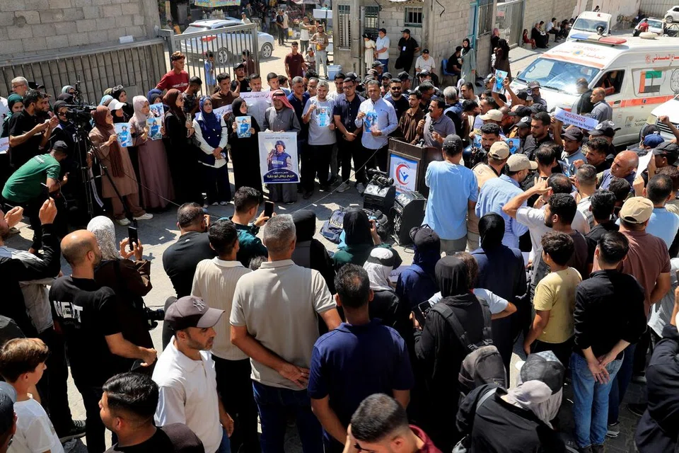 Wartawan Palestin menyertai acara memperingati rakan mereka, termasuk jurukamera Reuters, Hussam al-Masri, yang terbunuh dalam serangan Israel ketika merakam siaran langsung di Hospital Nasser, sempena ulang tahun pertama kematian mereka di Khan Younis, selatan Gaza, pada 25 Ogos. Acara itu diadakan ketika usaha melaksanakan pelan damai Gaza berdepan ketidaktentuan, meskipun Hamas dan kumpulan bersenjata lain bersetuju menyerahkan senjata serta memindahkan kuasa pentadbiran kepada pentadbiran peralihan Palestin.