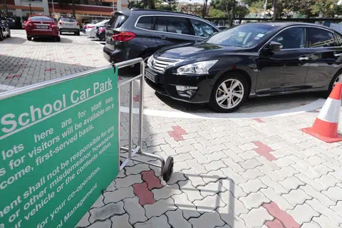 MULAI OGOS: Guru perlu membayar $75 sebulan bagi meletak kereta di tempat meletak kereta terbuka semasa penggal sekolah; dan $15 sebulan semasa musim cuti sekolah pada Jun, November dan Disember. - Foto BH oleh KELVIN CHNG