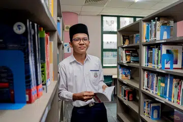 RAIH KEPUTUSAN CEMERLANG: Zaki muncul sebagai pelajar terbaik Madrasah Aljunied Al-Islamiah semalam ketika menerima keputusan peperiksaan IBDP. - Foto BH oleh NUR DIYANA TAHA 