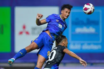 TANDUKAN 'SINGAPORE AIRLINES': Ikhsan melompat tinggi untuk menanduk bola hantaran lintang Santiphap Channgom ke dalam gawang Port FC bagi gol pertama BG Pathum United dalam perlawanan Piala FA Thai. Ia gol kelima beliau dalam enam aksinya bagi BG Pathum United. - Foto FACEBOOK BG PATHUM UNITED