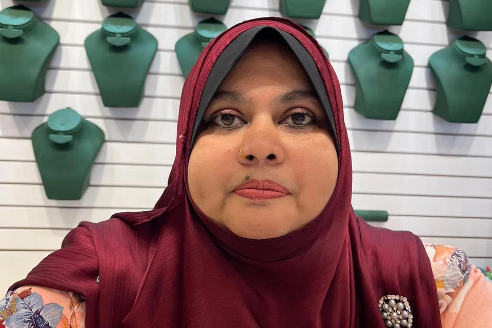 Cik Sarine Shamima Bahurdeen, pekerja di sebuah kedai emas di Jalan Masjid India, Kuala Lumpur, diarahkan majikannya untuk mengosongkan kedai dan menyimpan semua barang kemas kerana bimbang sebarang kemungkinan, termasuk risiko berlaku lagi kejadian tanah jerlus.  