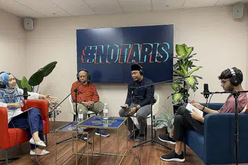 YANG LEBIH PENTING IKHLAS: Ustaz Muhammad Hidhir (dua dari kanan) berkata yang lebih penting ialah keikhlasan menuntut ilmu kerana Allah, bukan wadah pembelajaran. Episod podcast #NoTapis kali ini turut mengetengahkan Encik Effendi Rawi, pelajar Diploma Pengajian Islam (DPI) di Andalus. Episod itu dihoskan koresponden Berita Harian Shahida Sarhid dan bekas deejay Hans Ashrie. - Foto BH oleh SITI AISYAH NORDIN