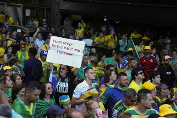 Penyokong bekas Presiden Brazil, Encik Jair Bolsonaro, menghadiri bantahan di pantai Copacabana di Rio de Janeiro pada 21 April 2024, sedang polis menyiasat beliau kerana didakwa merancang rampasan kuasa selepas pilihan raya 2022. Apabila pemimpin berselisih, negara boleh menjadi kacau-bilau.
