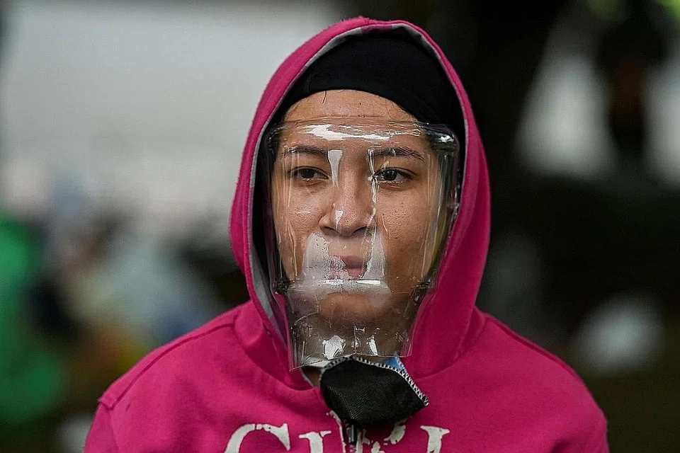 VENEZUELA: Pelitup wanita ini mungkin lain daripada yang lain namun ia diharap akan tetap memberikan beliau perlindungan. - Foto AFP 