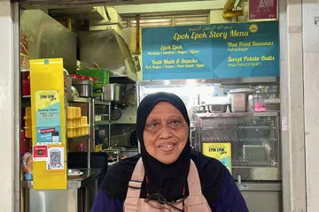 INTI PADAT DAN KULIT RANGUP: Cik Hamidah Sarmadi, pemilik gerai Epok Epok Story di Pusat Makanan Berseh.