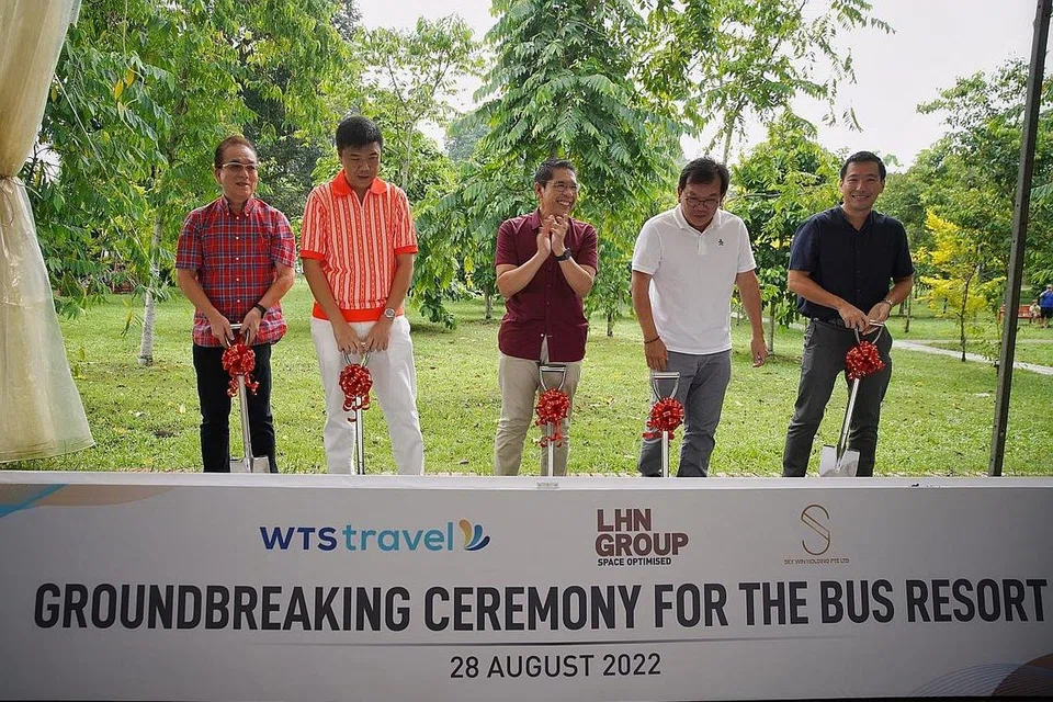 PROJEK BARU: Dr Maliki (tengah) bersama (dari kiri) Pengarah Sky Win Holding, Encik Tan Bock Huat; Pengerusi Eksekutif yang juga Pengarah Urusan Kumpulan, LHN Group, Encik Kelvin Lim; Pengarah WTS Travel & Tours, Encik Albert Lim; dan Pengarah WTS Travel & Tours, Encik Voo Wei Keong semasa majlis pecah tanah projek resort bas baru di Changi Village pagi semalam. - Foto BH oleh JASON QUAH